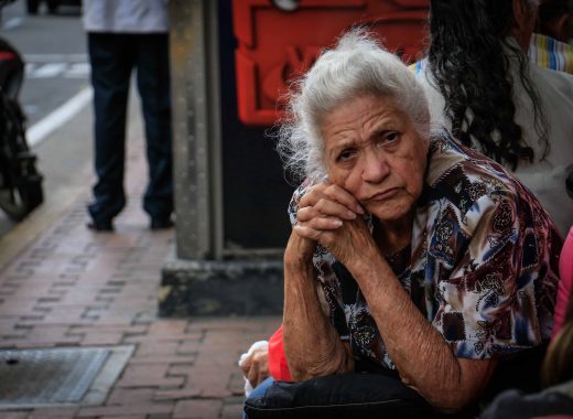 Economía venezolana cae en un trimestre más de lo que el FMI estimaba para todo un año