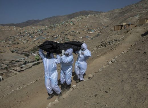 Venezolanos recogen cadáveres dejados por Covid-19 en Perú