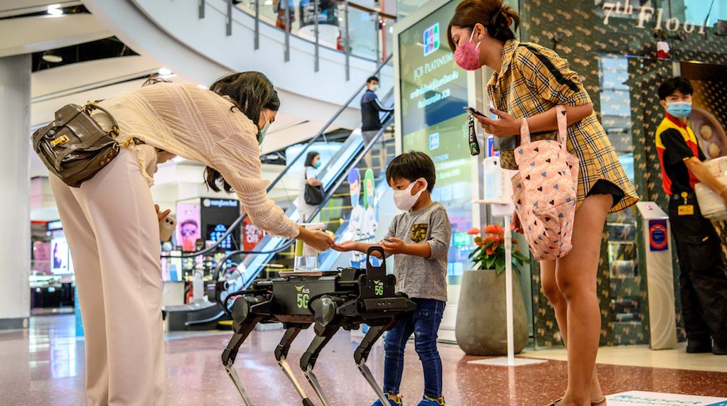 perro robot reparte gel para las manos