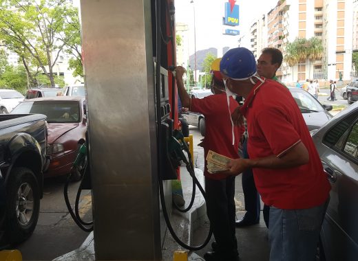 Confusión y dólares, los protagonistas en la venta de gasolina en Valencia