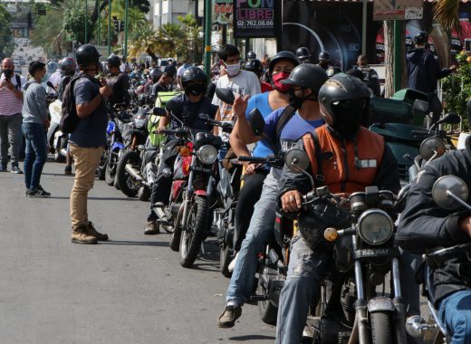 Escasez de gasolina desnuda propaganda chavista en Venezuela