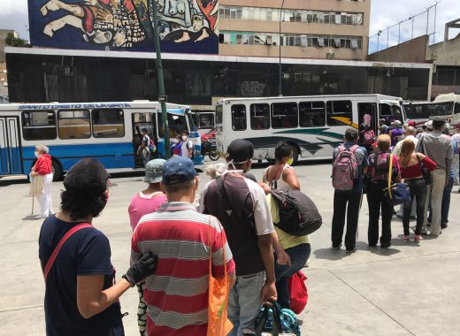 Dólares, comida y transferencias, así se pagan pasajes en la Venezuela sin bolívares