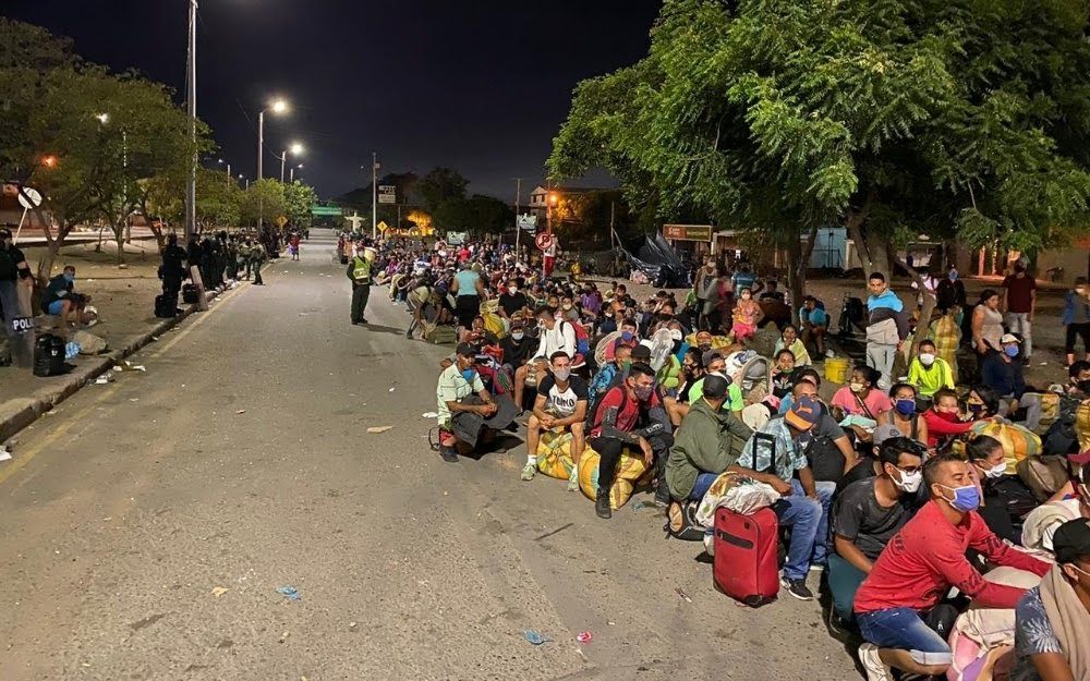 venezolanos que regresan deben esperar días tirados al borde de una carretera