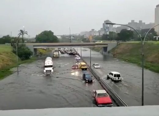 Video | Fuertes lluvias en Caracas inundan el Distribuidor Altamira