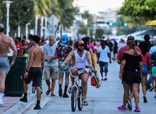 Florida marca un récord en contagios: más de 15 mil en un día