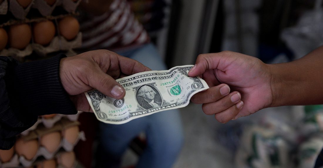 Pagar en dólares saldrá caro: conoce el nuevo impuesto que trae Maduro