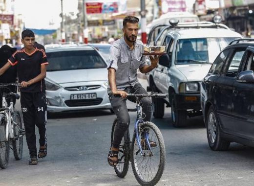 En Gaza un joven hace delivery de café contra todo pronóstico