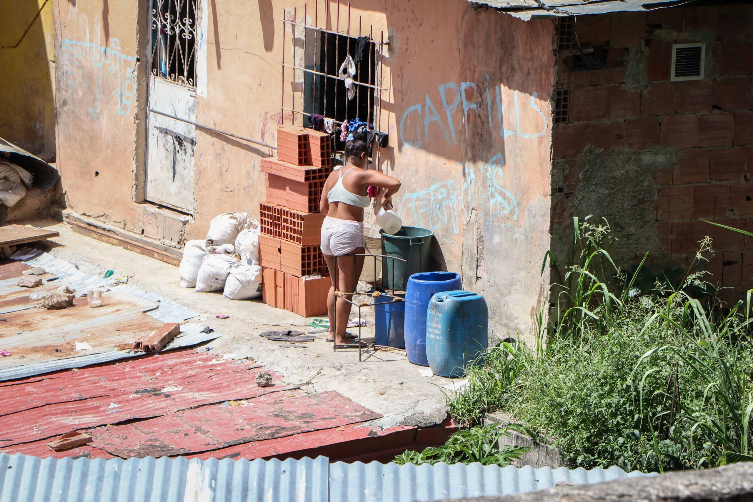 la dolorosa ruta por el agua en el barrio José Félix Ribas