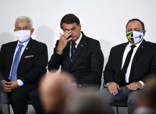 Senador aliado de Bolsonaro esconde dinero entre sus nalgas durante requisa