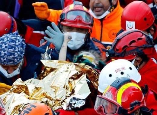 Rescatan a dos niñas entre los escombros del terremoto de Turquía