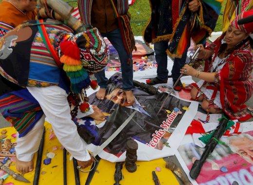 Chamanes peruanos invocan a un 2021 saludable y pisotean a Maduro