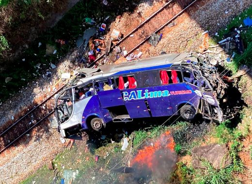 Al menos 16 muertos y 27 heridos al caer un autobús de un viaducto en Brasil