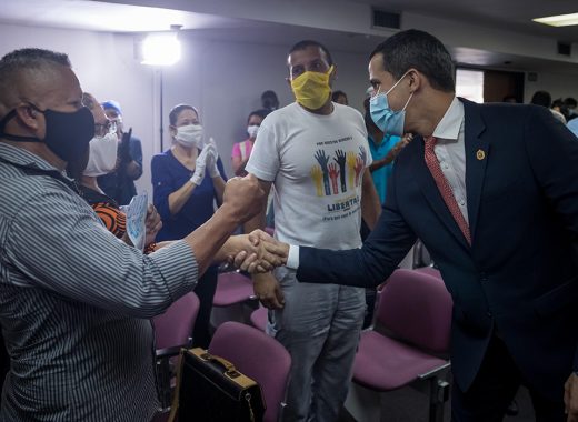 Primer día de la consulta de Guaidó: confusión e histeria en las redes sociales