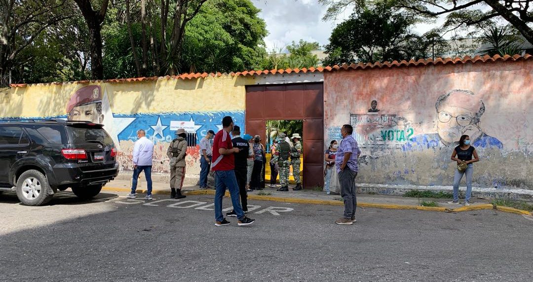 Opositores divididos contra el chavismo unido en elecciones del 21N