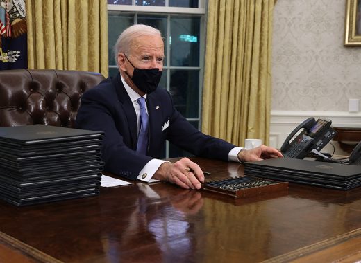 Biden llega poniendo orden: a usar tapaboca, no al muro fronterizo y regreso a la OMS