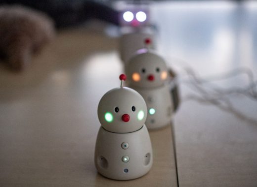 Robots enfrentan la soledad y son un éxito durante la pandemia