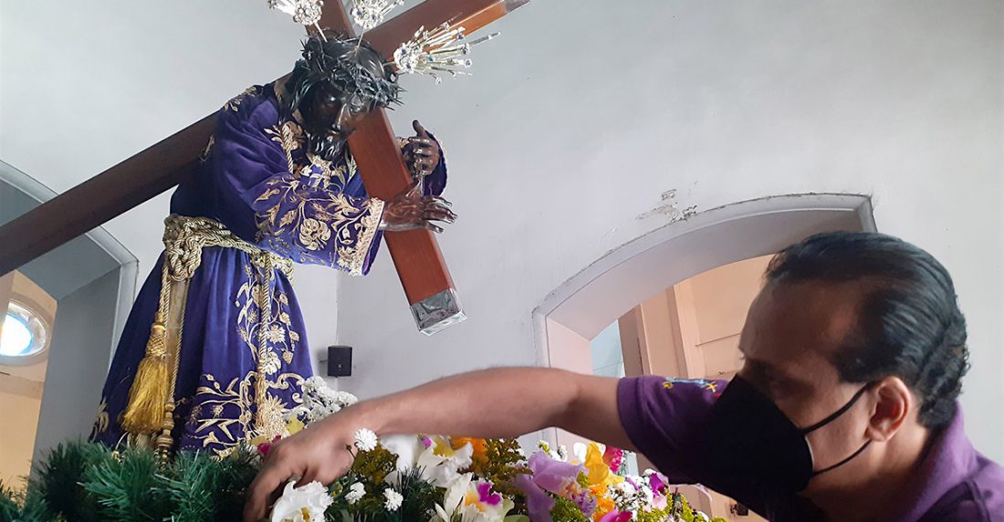 Nazareno de San Pablo recibe las orquídeas de sus devotos