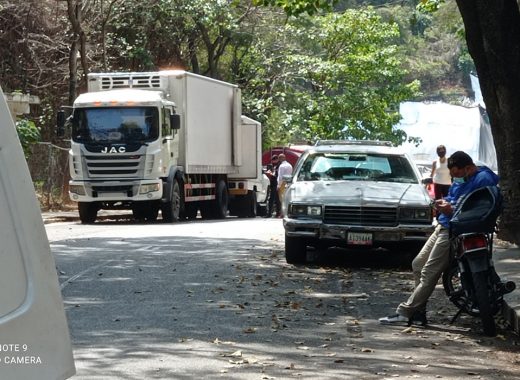 En un camión dejan los cuerpos de muertos por covid-19 frente a la morgue de Caracas