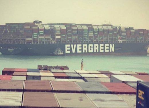 Canal de Suez: Decenas de barcos bloqueados por un buque taiwanés