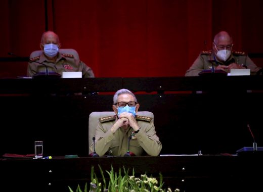 La retirada de Raúl Castro es un mero "traspaso burocrático", dicen expertos