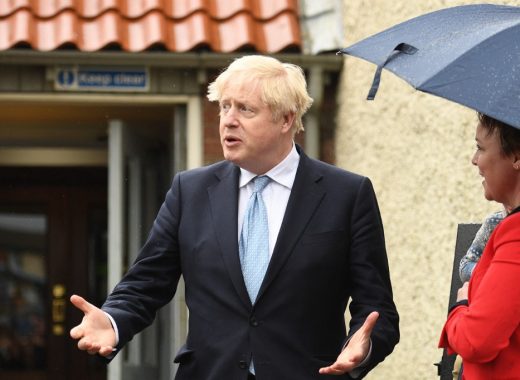 Las grietas de Boris Johnson: ahora lo investigan por unas lujosas vacaciones