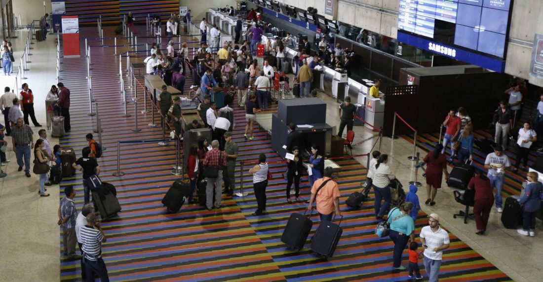Los atropellos obligados para salir y entrar a Venezuela por avión /Crónica