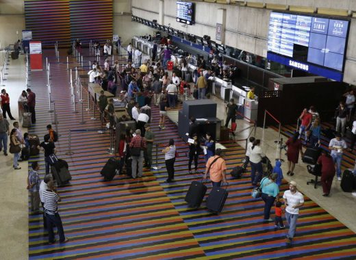 Los atropellos obligados para salir y entrar a Venezuela por avión /Crónica