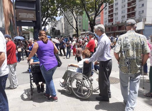 Ciudadanos aterrados por covid desbordan puesto de vacunación en Caracas | Imágenes
