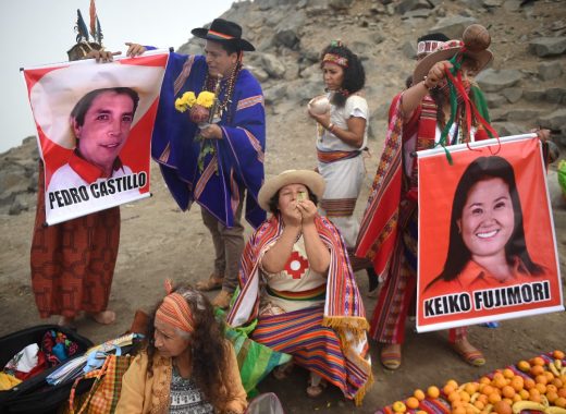 Perú entra en suspenso para elegir mal menor entre Castillo y Fujimori