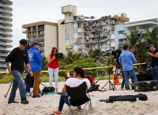 Familiares de desaparecidos en derrumbe de Miami luchan por mantener esperanza