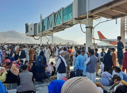Cierran el aeropuerto de Kabul, la última esperanza de miles para huir de Afganistán