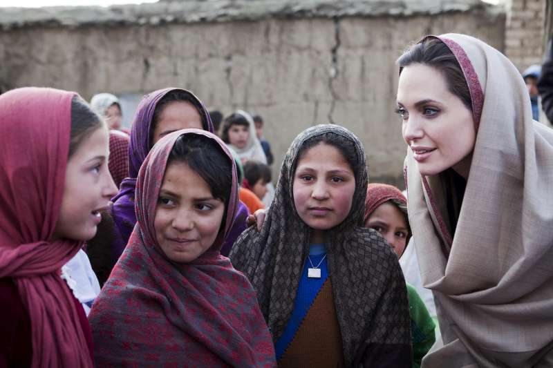 Angelina se estrena en Instagram buscando apoyo para Afganistán