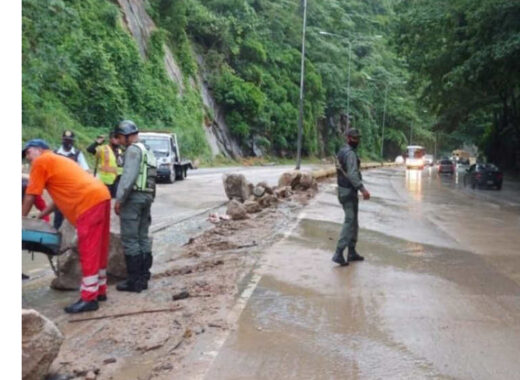 Despejan autopista Valencia - Puerto Cabello tras deslizamientos de rocas