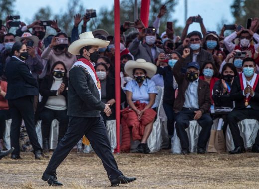 Congresistas presentan moción para destituir a presidente de Perú