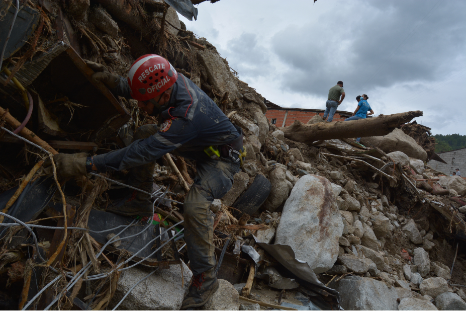 Tovar, Mérida. Grupos de rescate buscan sobrevivientes bajo los escombros. Foto Miguel Zambrano AFP 
