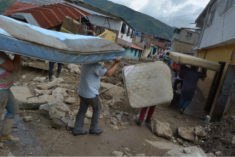 Tovar, Mérida: Vecinos tratan de salvar algunos enseres. Foto Miguel Zambrano/AFP