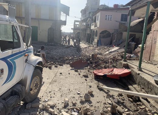 Van más de 1.400 muertos por terremoto de 7,2 en Haití