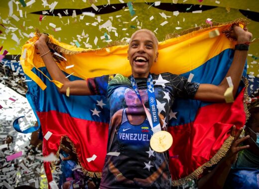 [Fotos] Yulimar Rojas celebra en casa su medalla olímpica