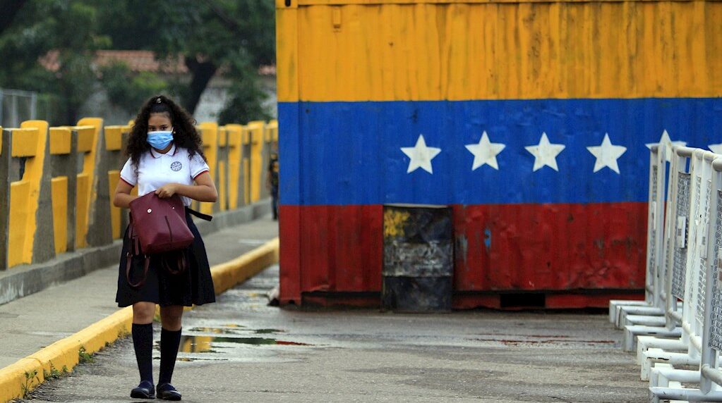 Unos 200 jóvenes venezolanos cruzan frontera con Colombia para volver a clase