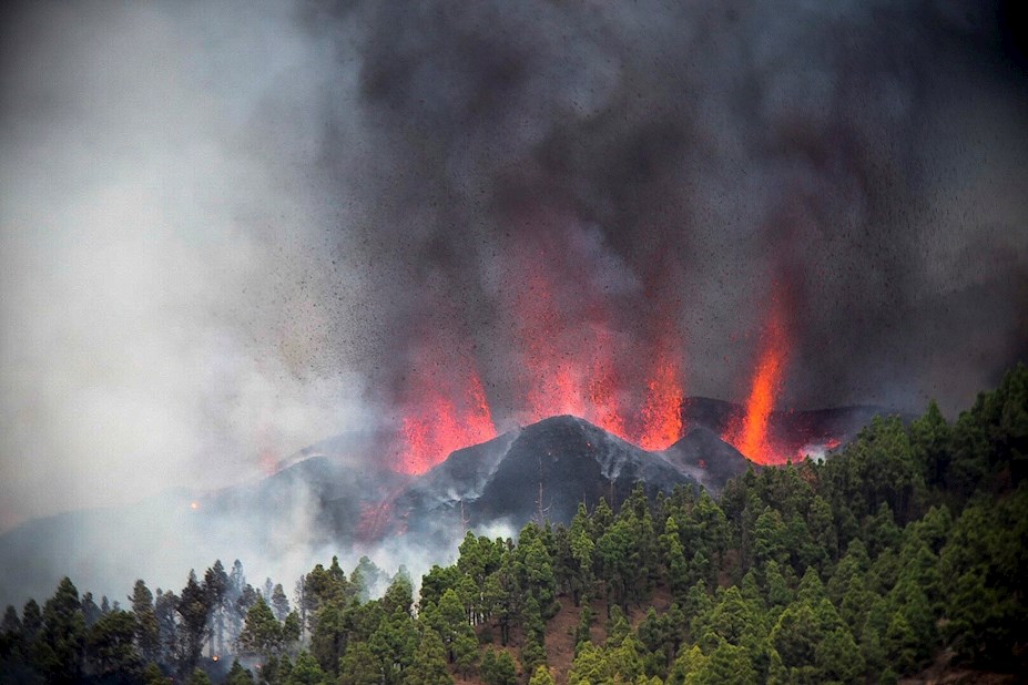 La Palma, Canarias, sacudida por erupción del volcán Cumbre Vieja