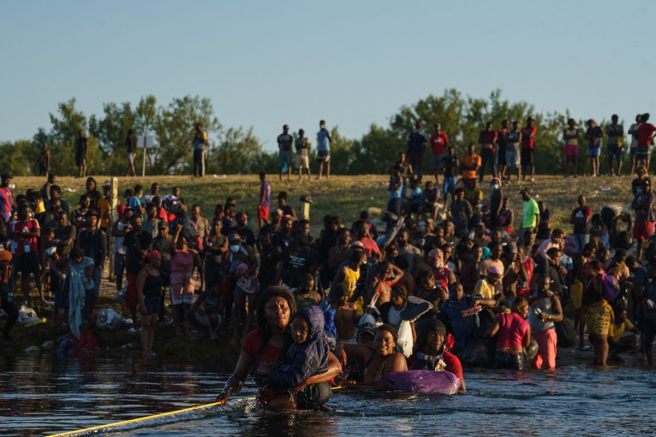 Migrantes cruzan el Río Bravo 