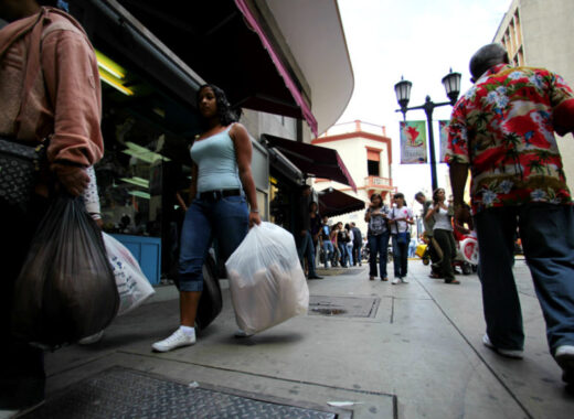 Carabobo: comerciantes corren para mostrar precios según nuevo cono monetario