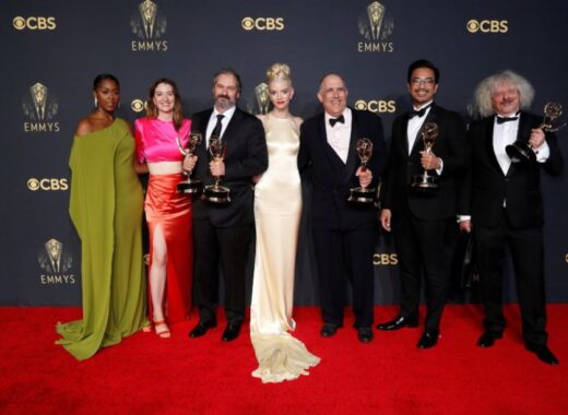 Netflix arrasa en los Emmy con "The Crown" y "The Queen's Gambit" en noche de glamour
