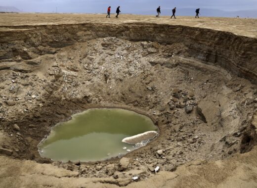 El Mar Muerto se encoge y deja ver singulares cráteres