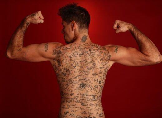 Funky Matas, el venezolano récord Guinness por sus 238 firmas tatuadas en la espalda