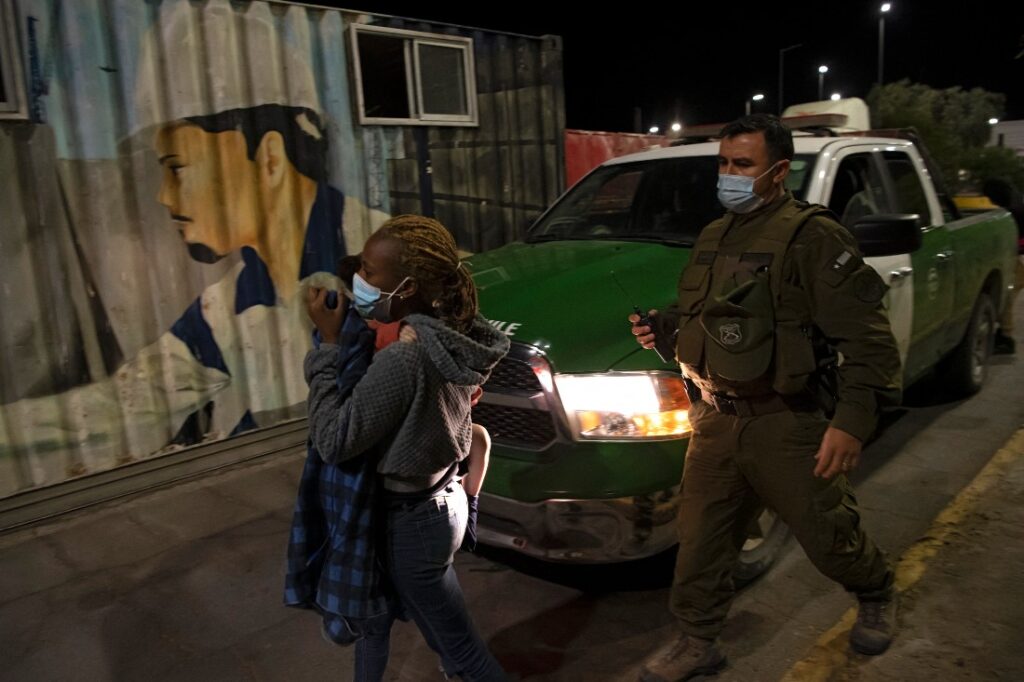 Haitianos y venezolanos detenidos en frontera de Chile. Foto Martin Bernetti AFP 