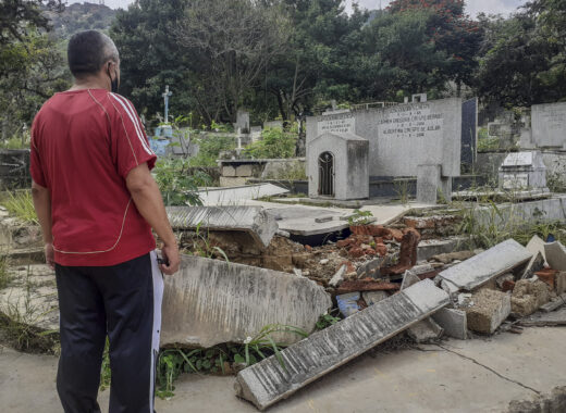 En el Cementerio General del Sur la profanación de tumbas es "normal"