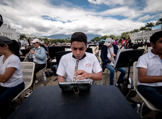 Curar la música: al menos 125 jóvenes se forman en Venezuela como lutieres