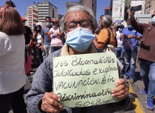 Contra un salario de Bs. 7 marcharon educadores, jubilados y trabajadores sanitarios