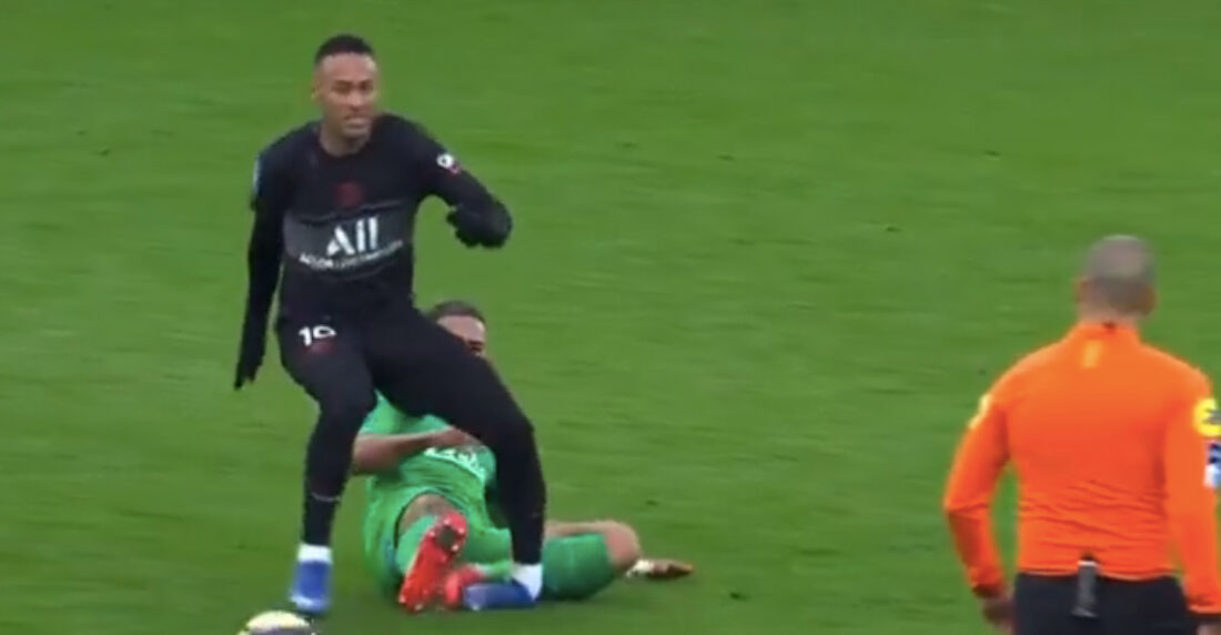 Así fue la escalofriante lesión de Neymar ante el Sain-Etienne